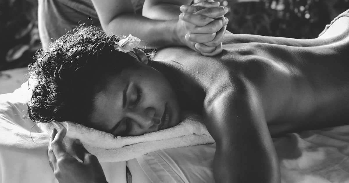 7 Science-Backed Benefits of Four Hand Massage You Should Know