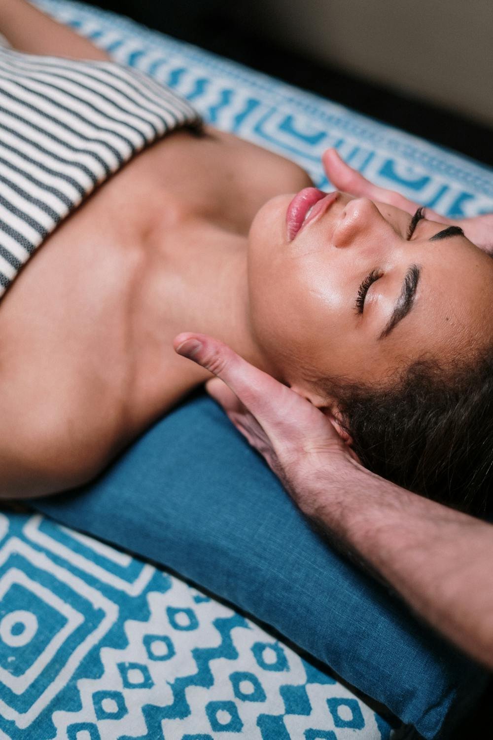 Frozen Shoulder Treatment: How Massage Therapy Helps Recovery in Raipur